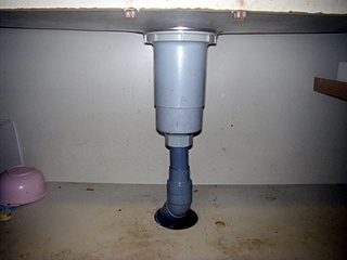 台所の排水管の交換工事